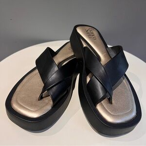 Franco Sarto Jonas Platform Sandals Black Faux Leather Thong Flatform Size 7.5